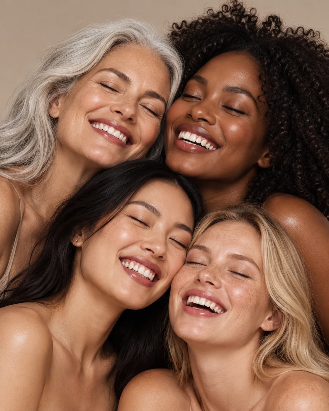 Grupo de amigas sorrindo em retrato editorial